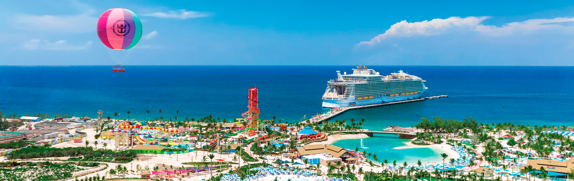 Foto aérea de drone da ilha Perfect Day at CocoCay e o navio Harmony of the Seas ancorado no píer, balão Up, Up & Away no ar acima, horizonte do mar ao fundo